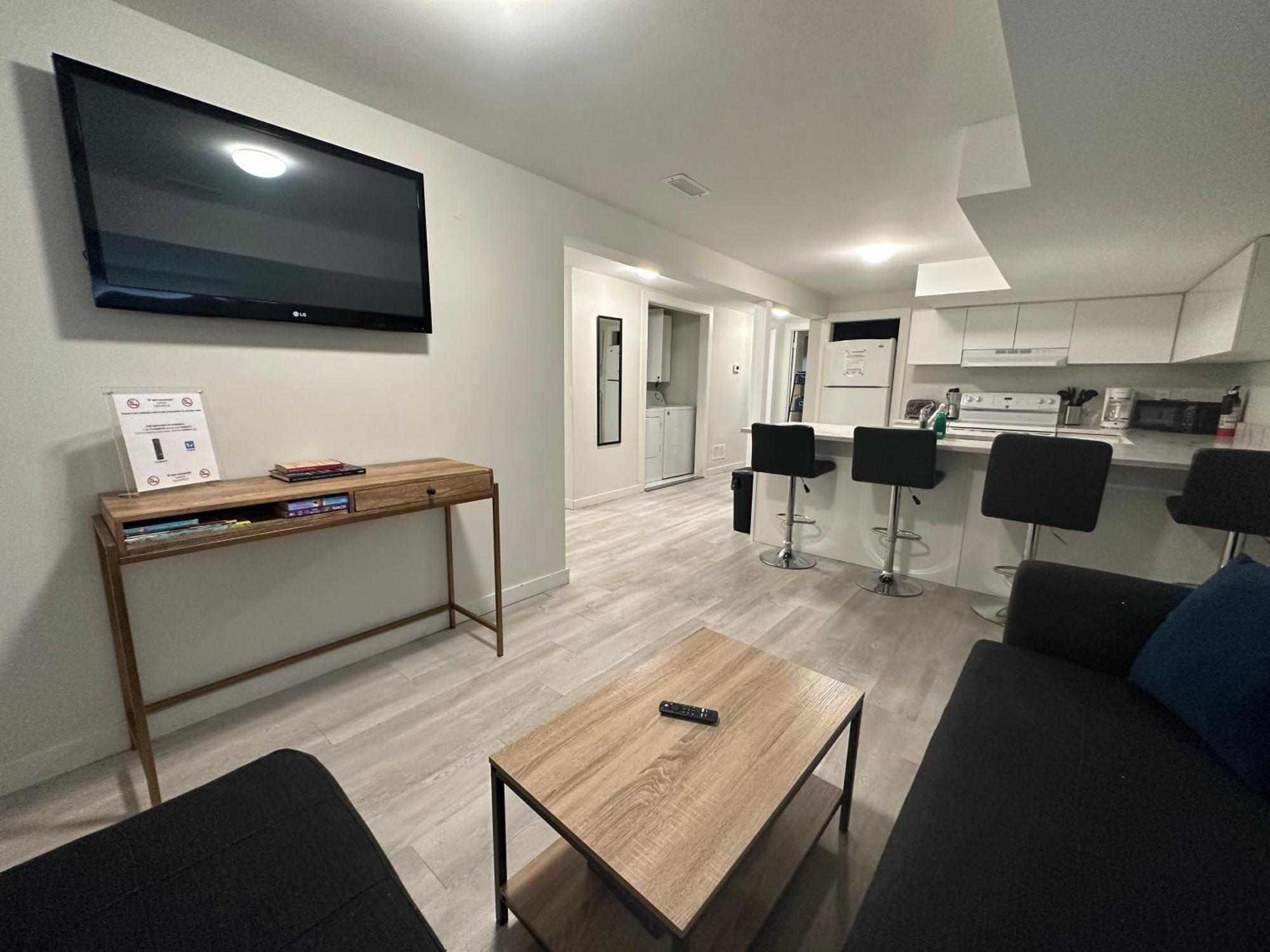 Comfy 2 Bedroom Near The Beach! Pickering Exterior photo