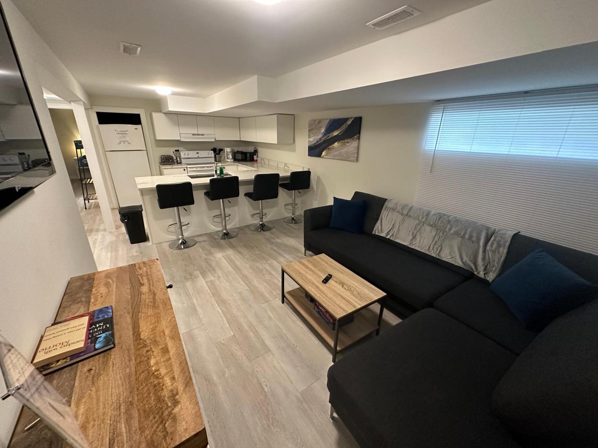 Comfy 2 Bedroom Near The Beach! Pickering Exterior photo