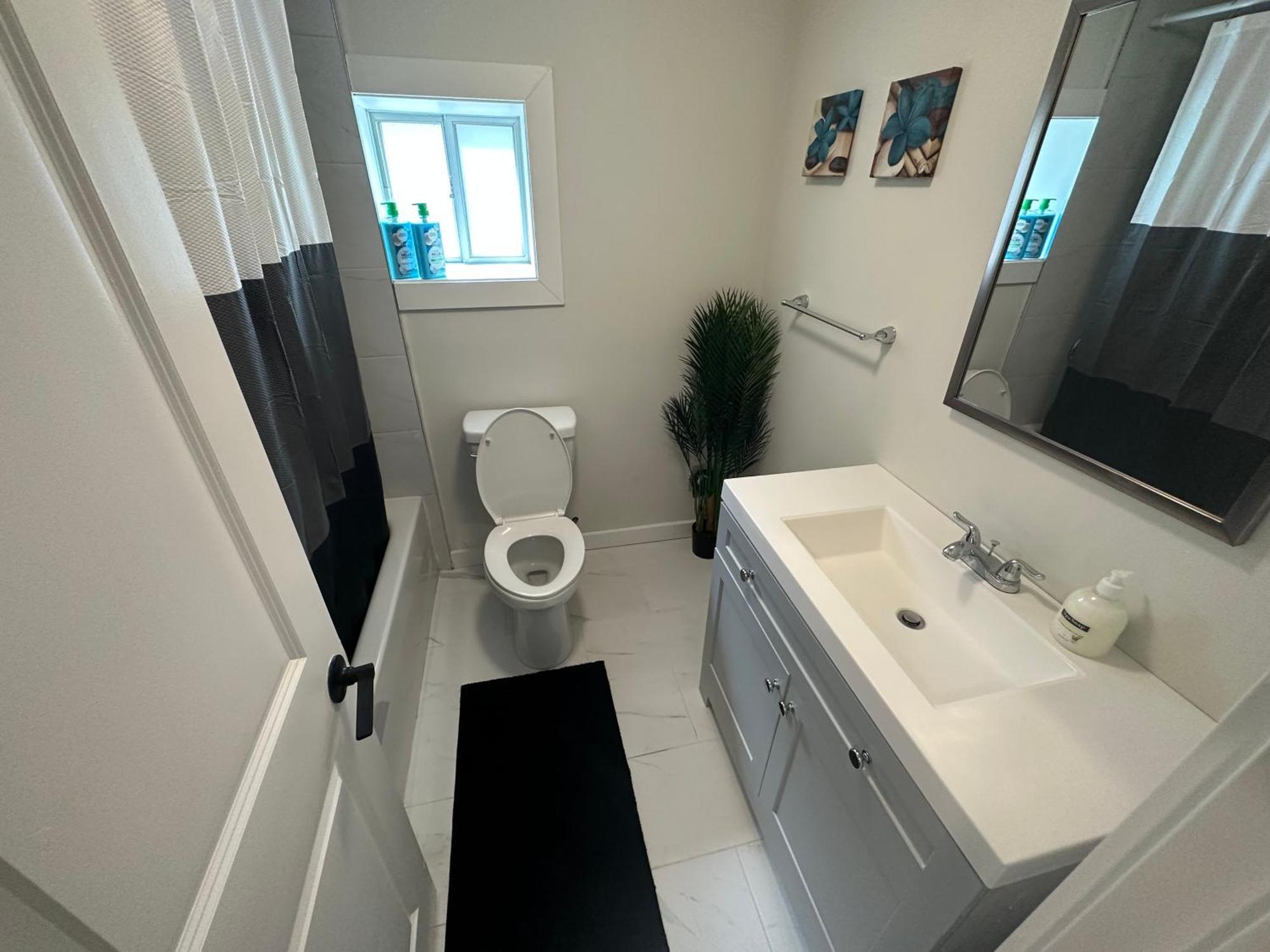 Comfy 2 Bedroom Near The Beach! Pickering Exterior photo